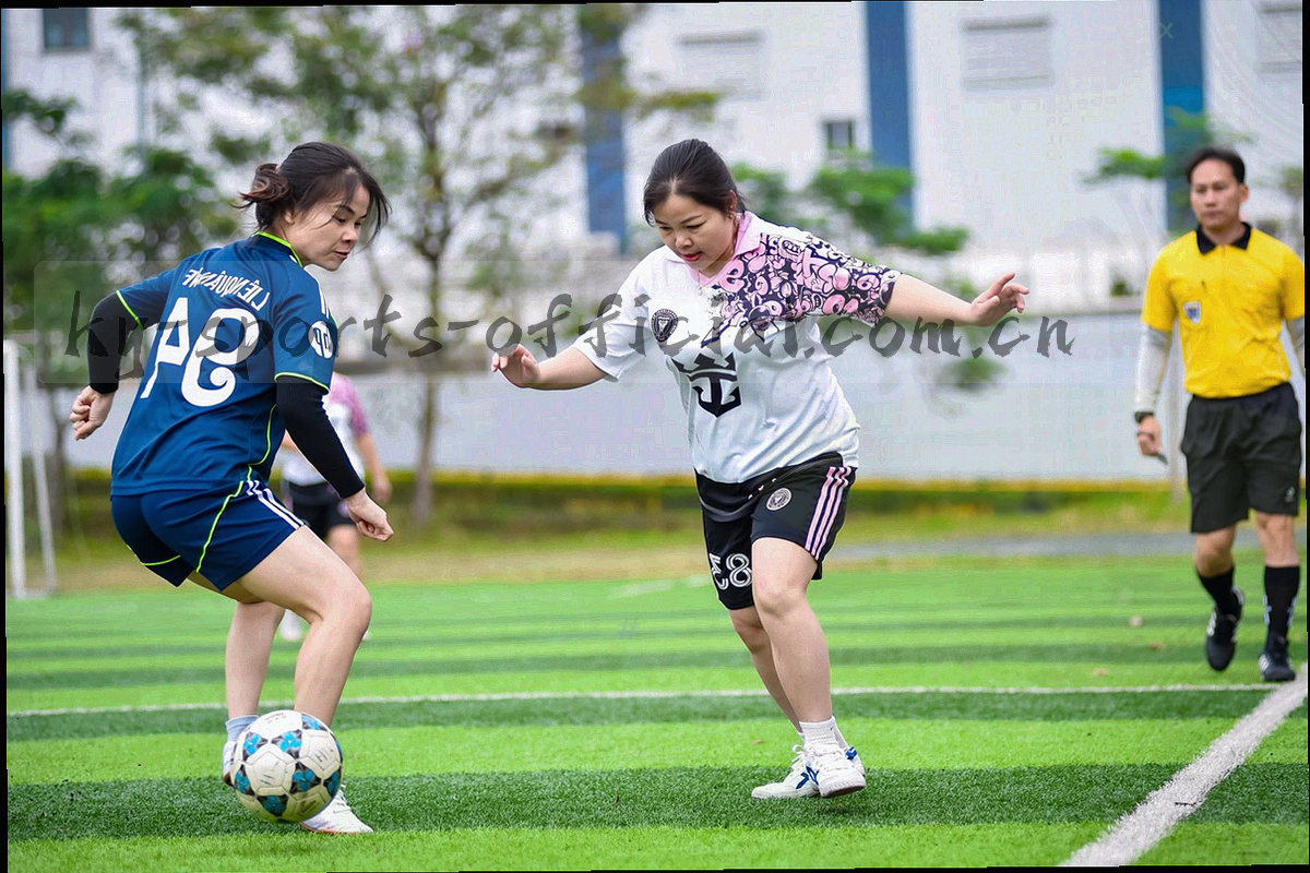 二级联赛边线拼抢与看台环境，带动态模糊的赛场局部